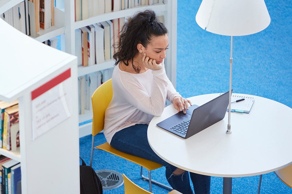 woman sitting at the desk with laptop